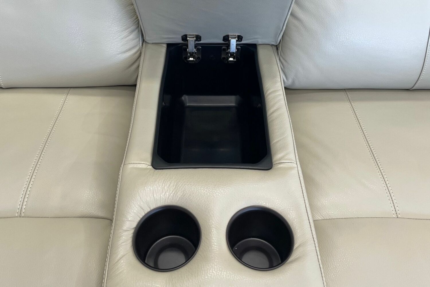 United 2.5 Seater Twin Power Recliner with Media Console (All-In)